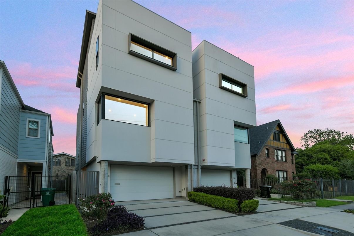 Attached, Exterior, Facade, Rowhouse