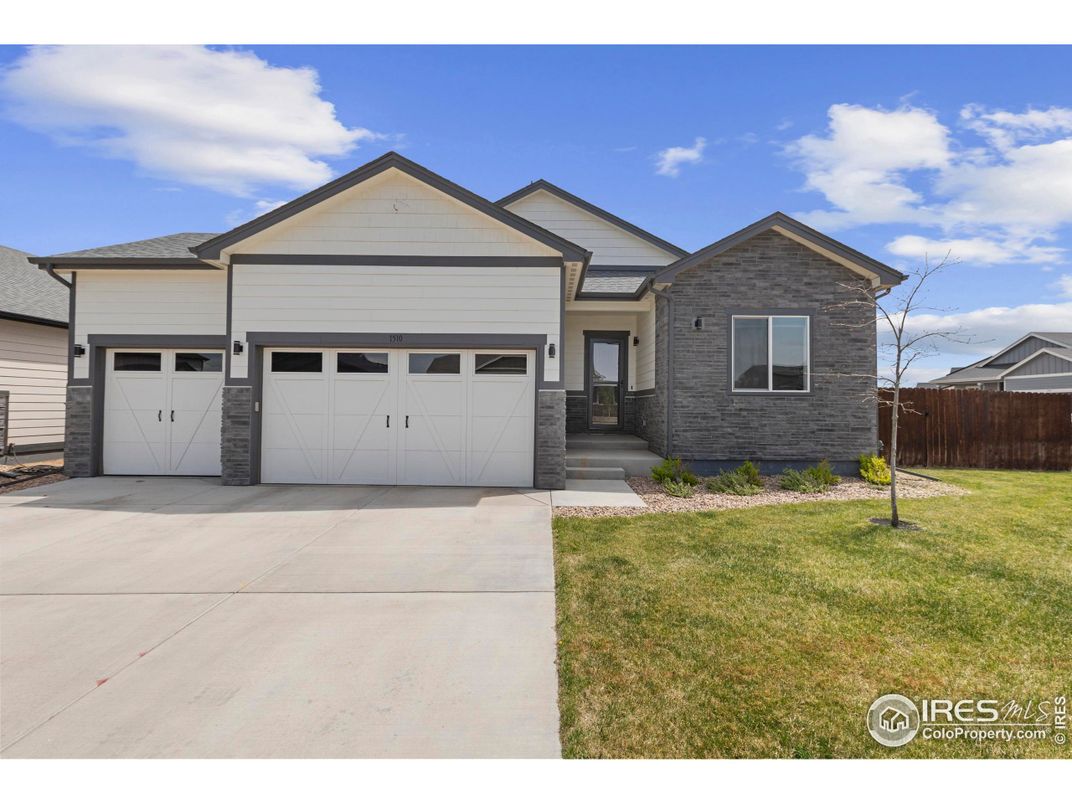 Attached, Exterior, Facade, American Craftsman