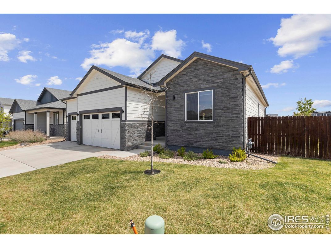 Attached, Exterior, Facade, American Craftsman