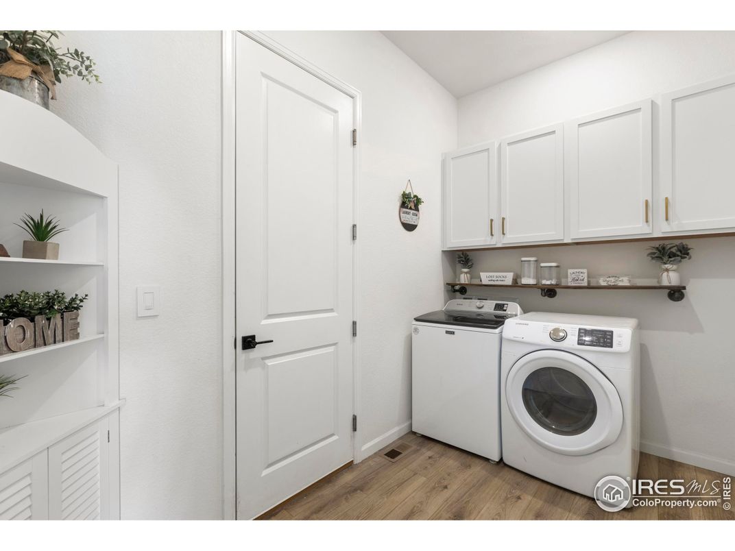 Interior, Washer, Wood Texture Flooring