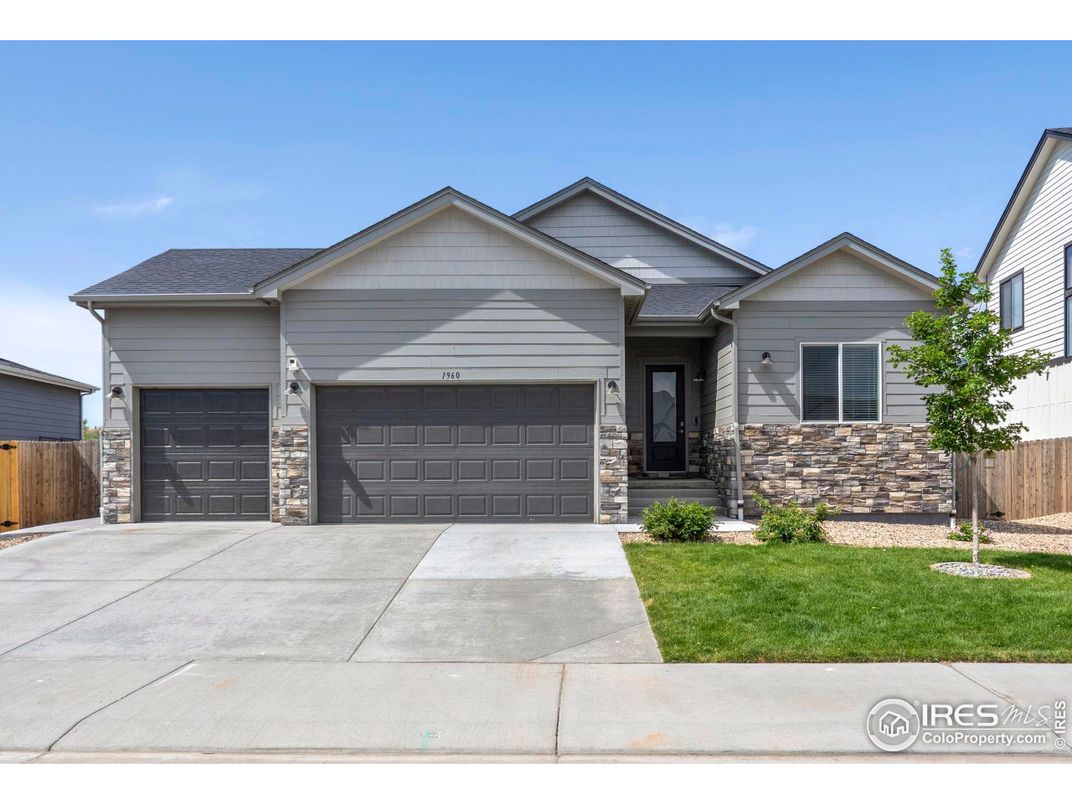 Attached, Exterior, Facade, American Craftsman