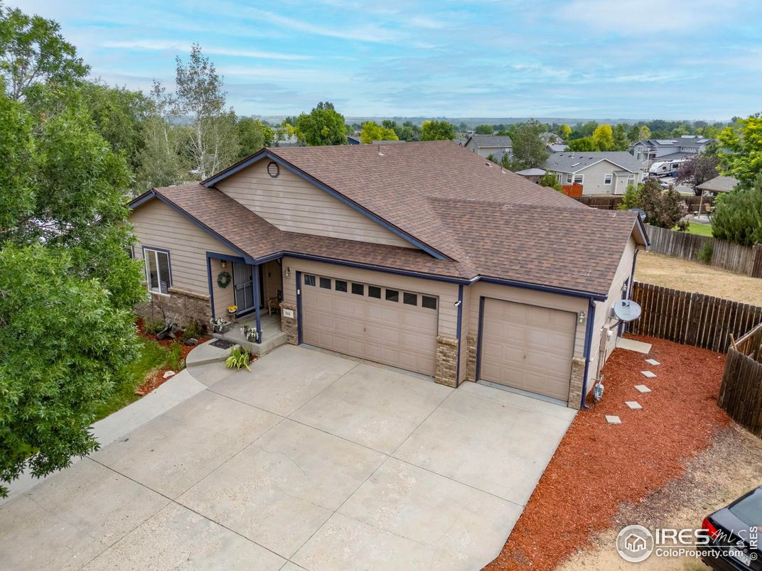 Attached, Exterior, Facade, Ranch