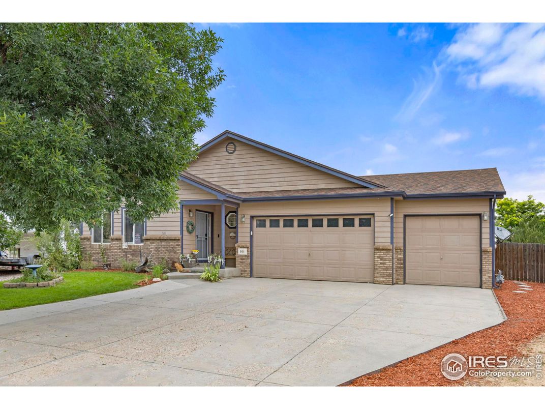 Attached, Exterior, Facade, Ranch