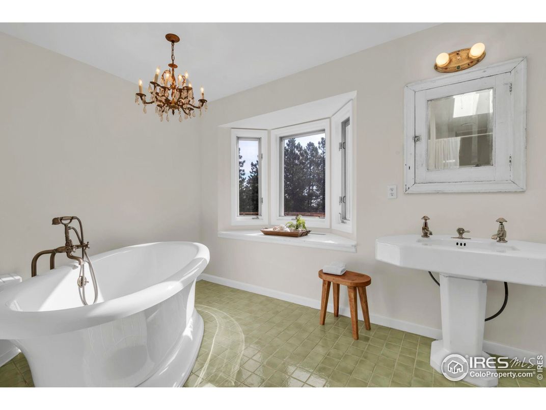 Bathroom, Chandelier, Free Standing Baths, Interior