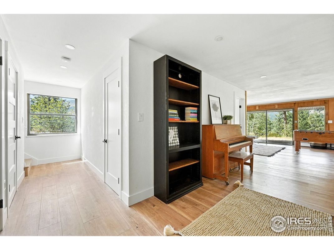 Interior, Piano, Recessed Lighting, Wood Texture Flooring