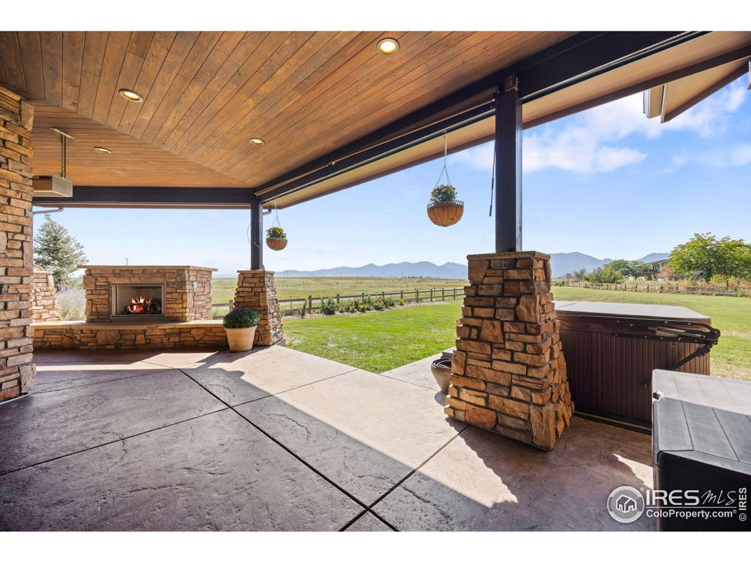 Exterior, Fireplace, Hot Tub