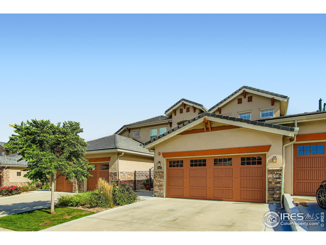 Attached, Exterior, Facade, Mediterranean