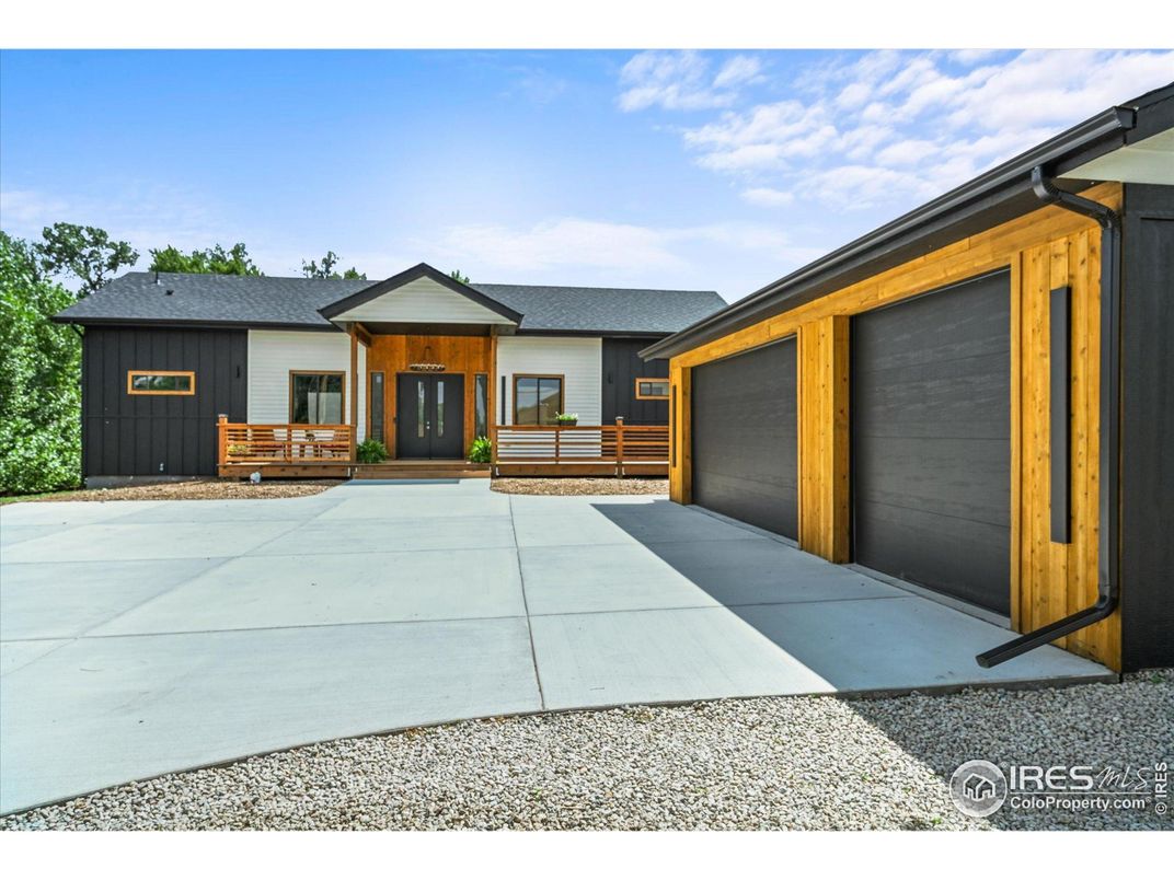 Attached, Exterior, Facade, Ranch