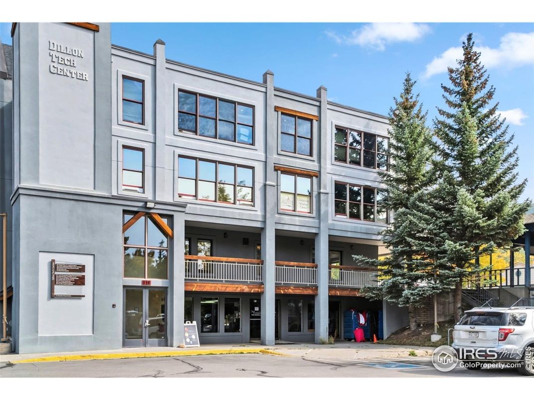 Exterior, Facade, Rowhouse