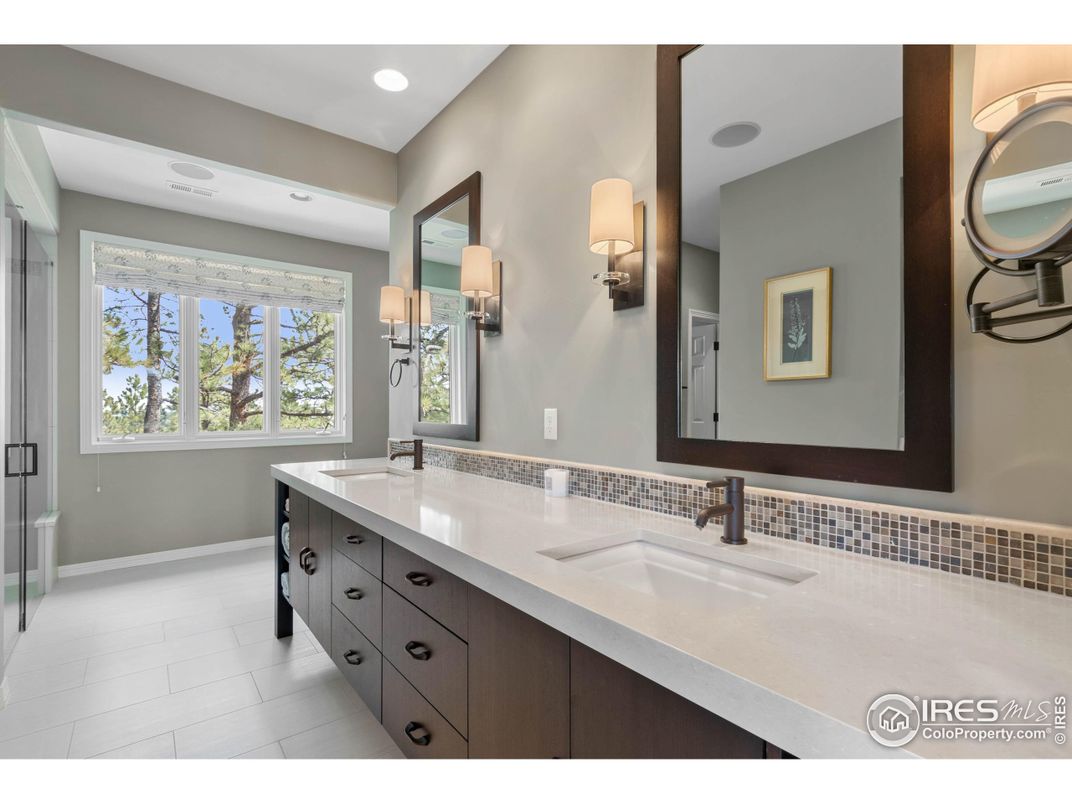 Bathroom, Dual Sink Vanities, Interior, Recessed Lighting