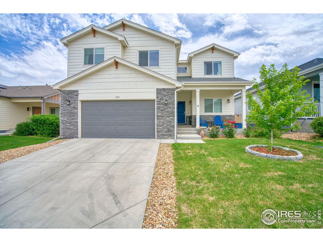 Attached, Exterior, Facade, American Craftsman