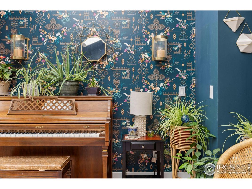 Interior, Piano