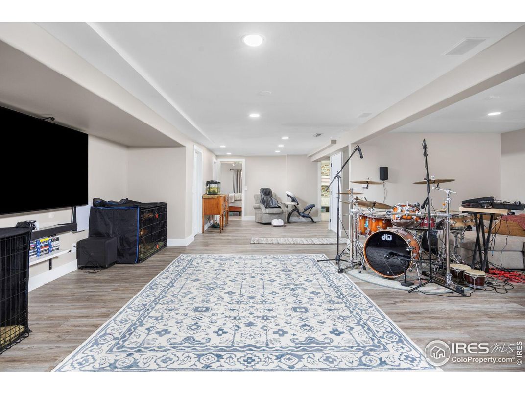 Fitness Equipment, Interior, Recessed Lighting, Wood Texture Flooring