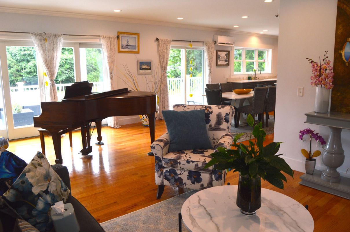 Dining room, Interior, Living room, Piano, Recessed Lighting, Wood Texture Flooring