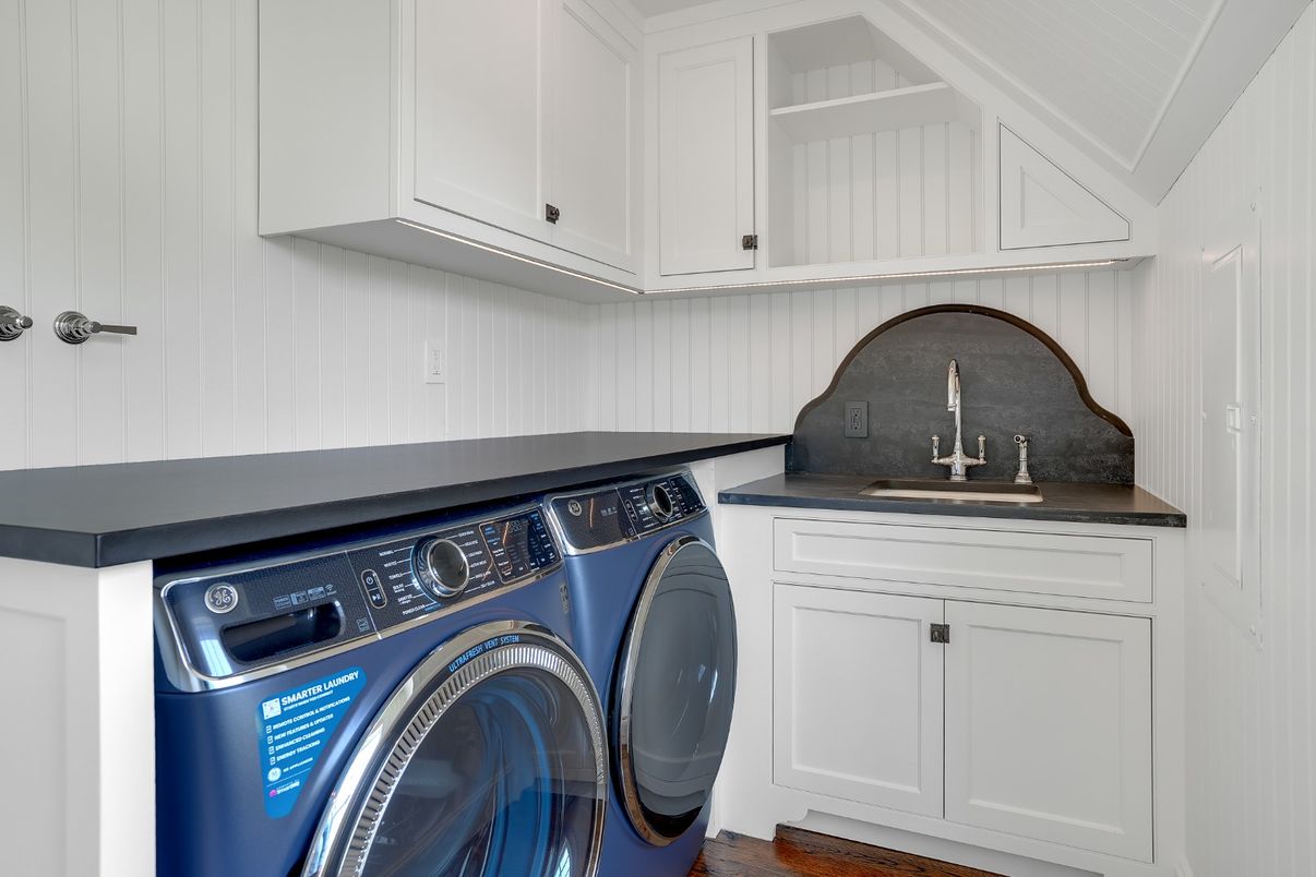 Interior, Washer, Wood Texture Flooring