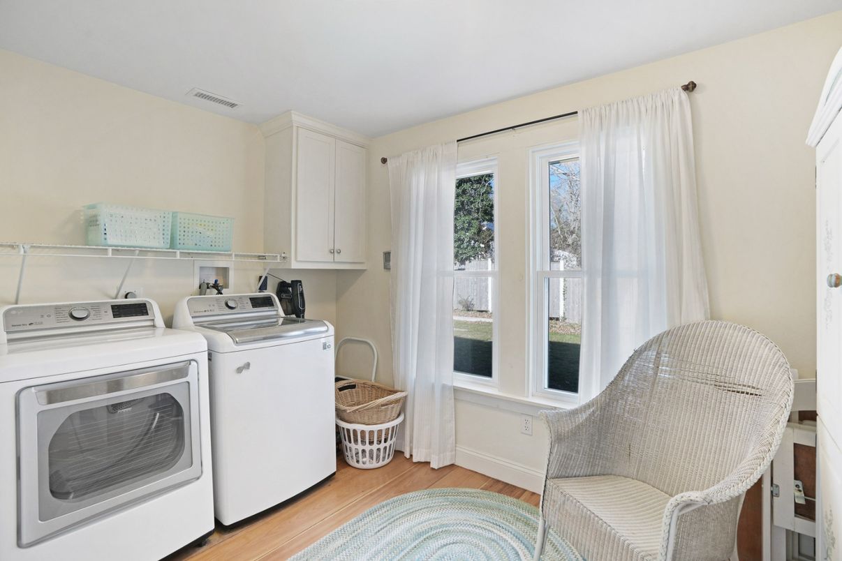 Interior, Washer, Wood Texture Flooring