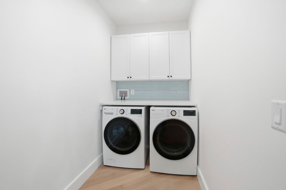 Interior, Recessed Lighting, Washer, Wood Texture Flooring