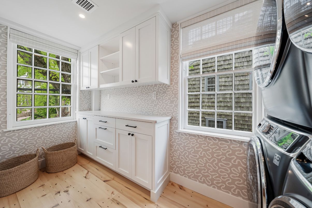 Interior, Recessed Lighting, Washer, Wood Texture Flooring