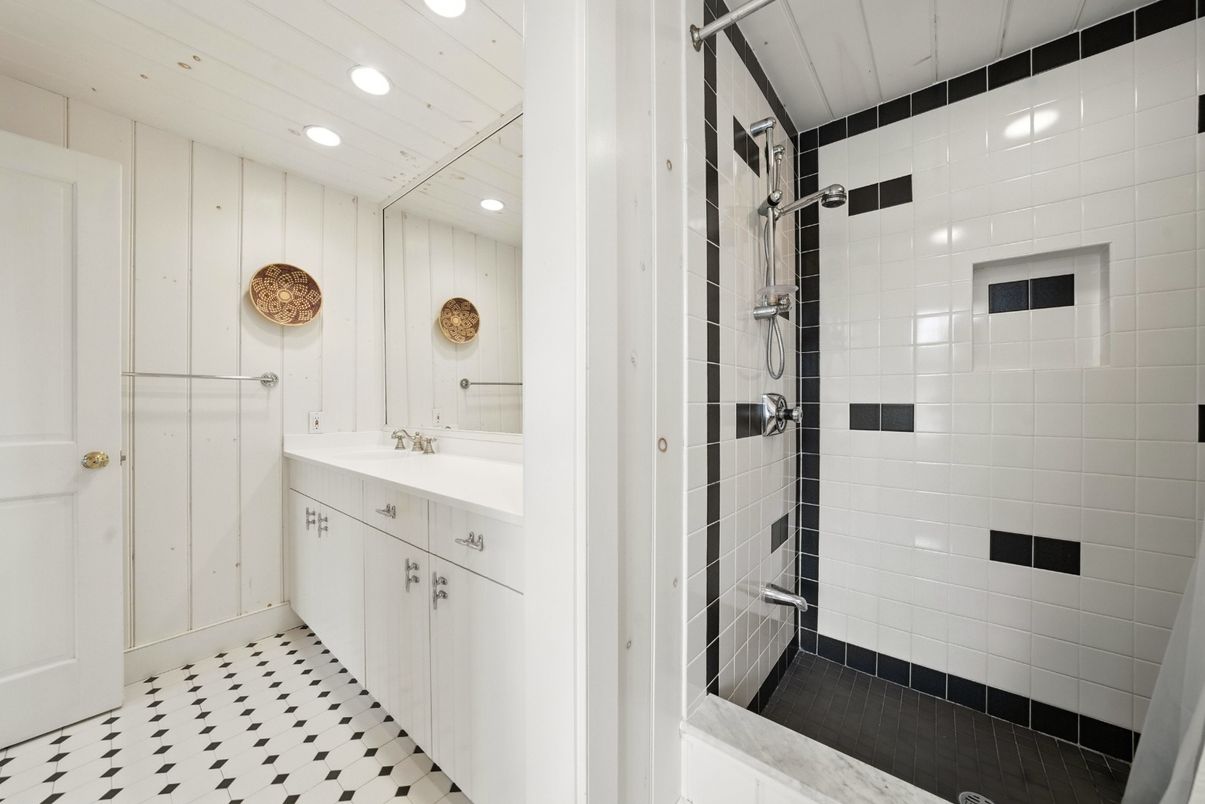 Bathroom, Interior, Recessed Lighting