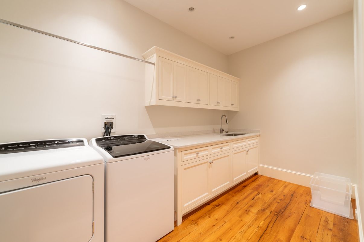 Interior, Recessed Lighting, Washer, Wood Texture Flooring