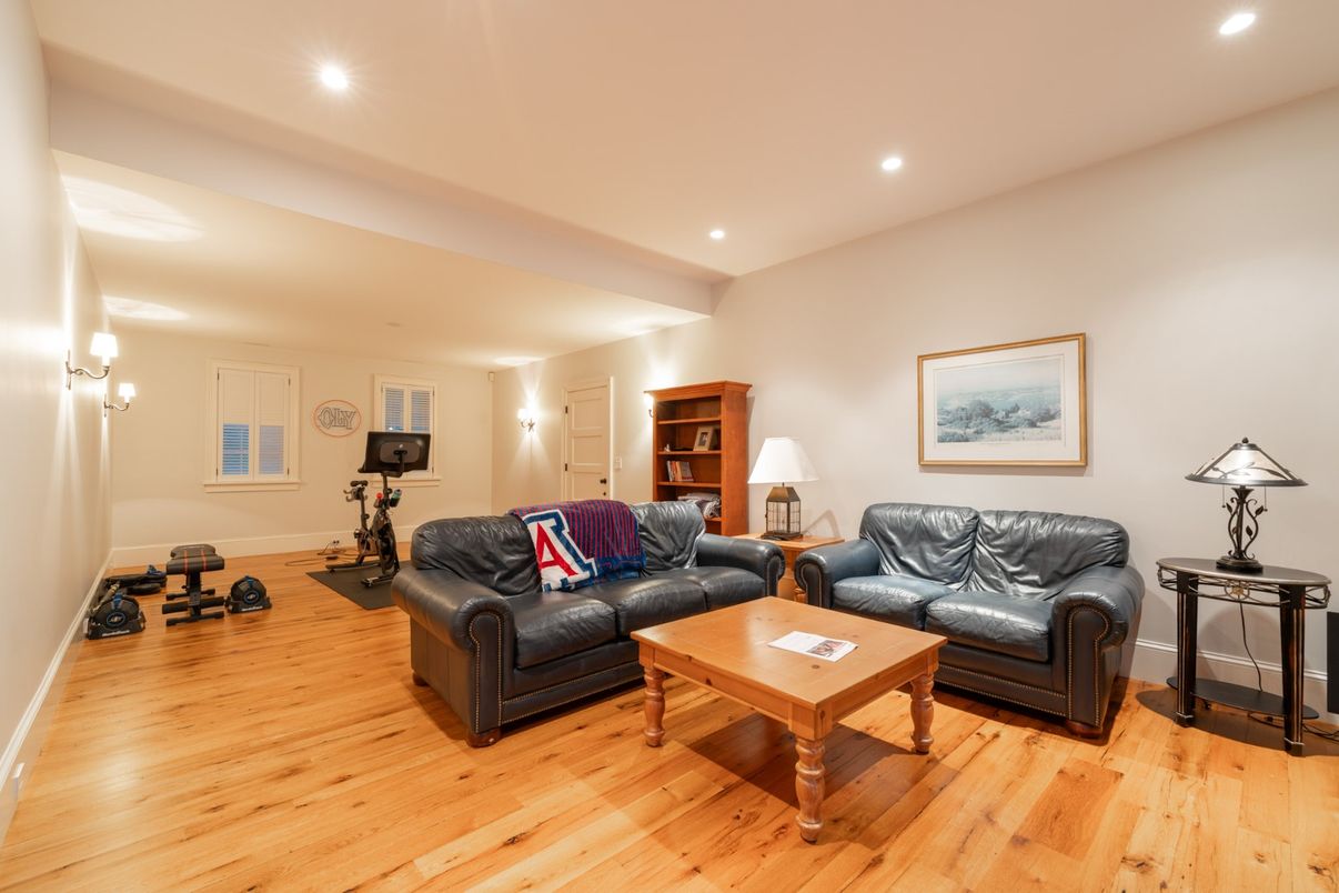 Fitness Equipment, Interior, Living room, Recessed Lighting, Wood Texture Flooring