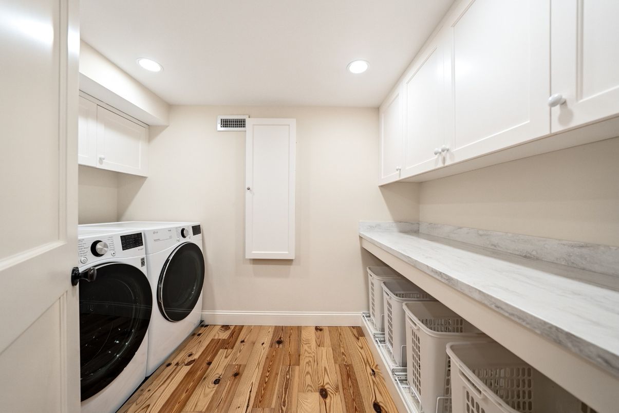 Interior, Recessed Lighting, Washer, Wood Texture Flooring