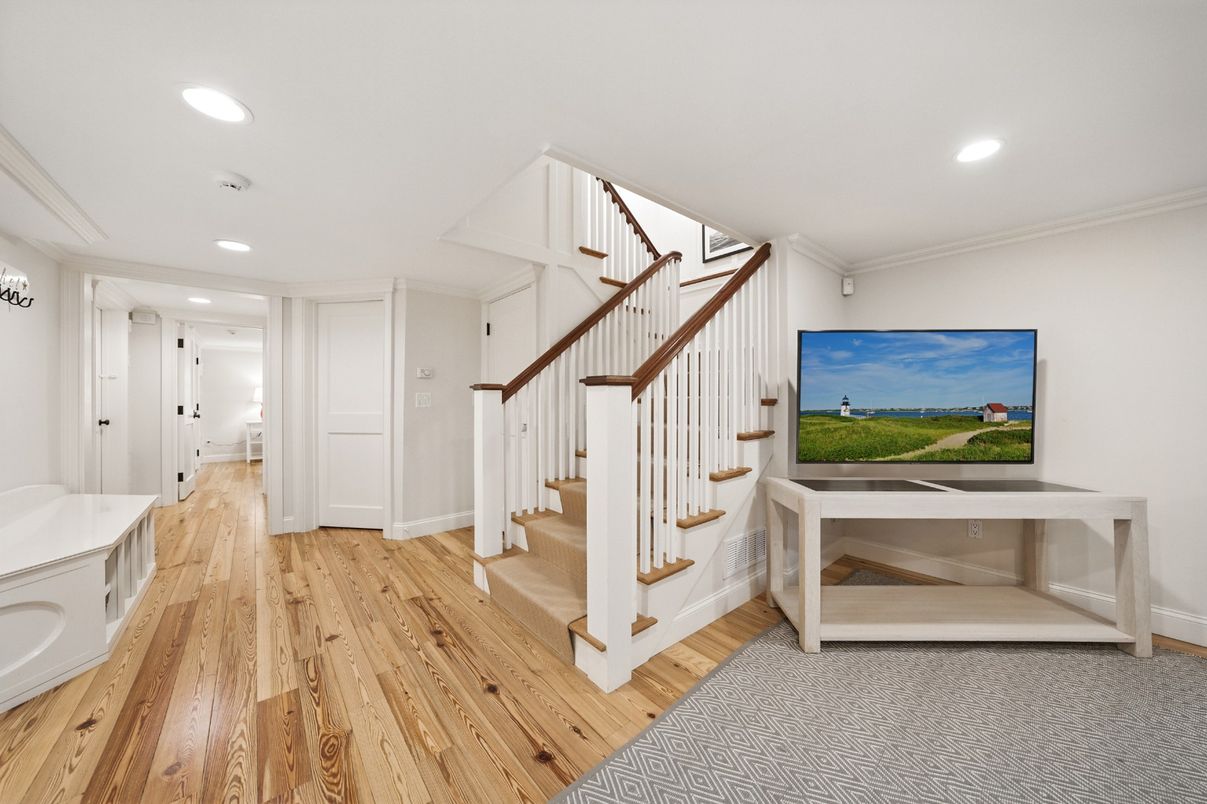 Interior, Recessed Lighting, Wood Texture Flooring