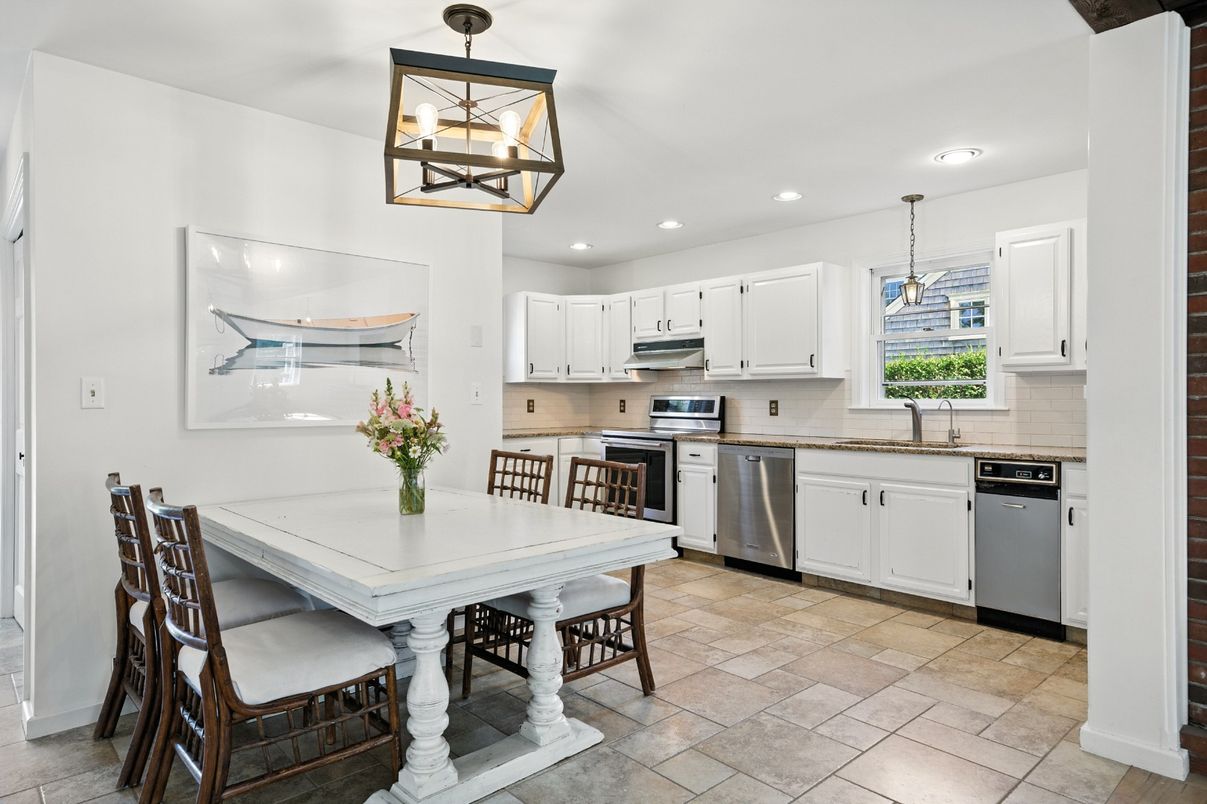 Dining room, Interior, Kitchen, Pendant Lights, Recessed Lighting, Stainless Steel Appliances