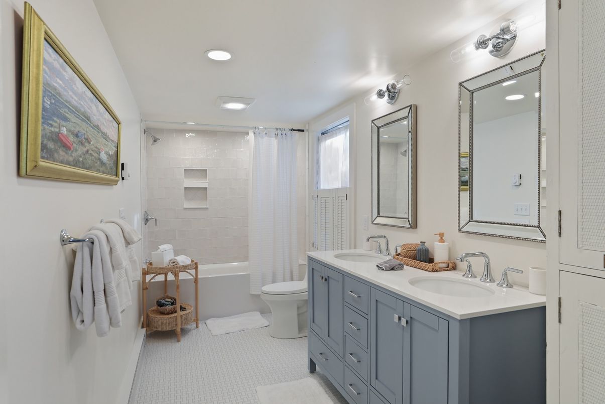 Bathroom, Dual Sink Vanities, Interior, Recessed Lighting