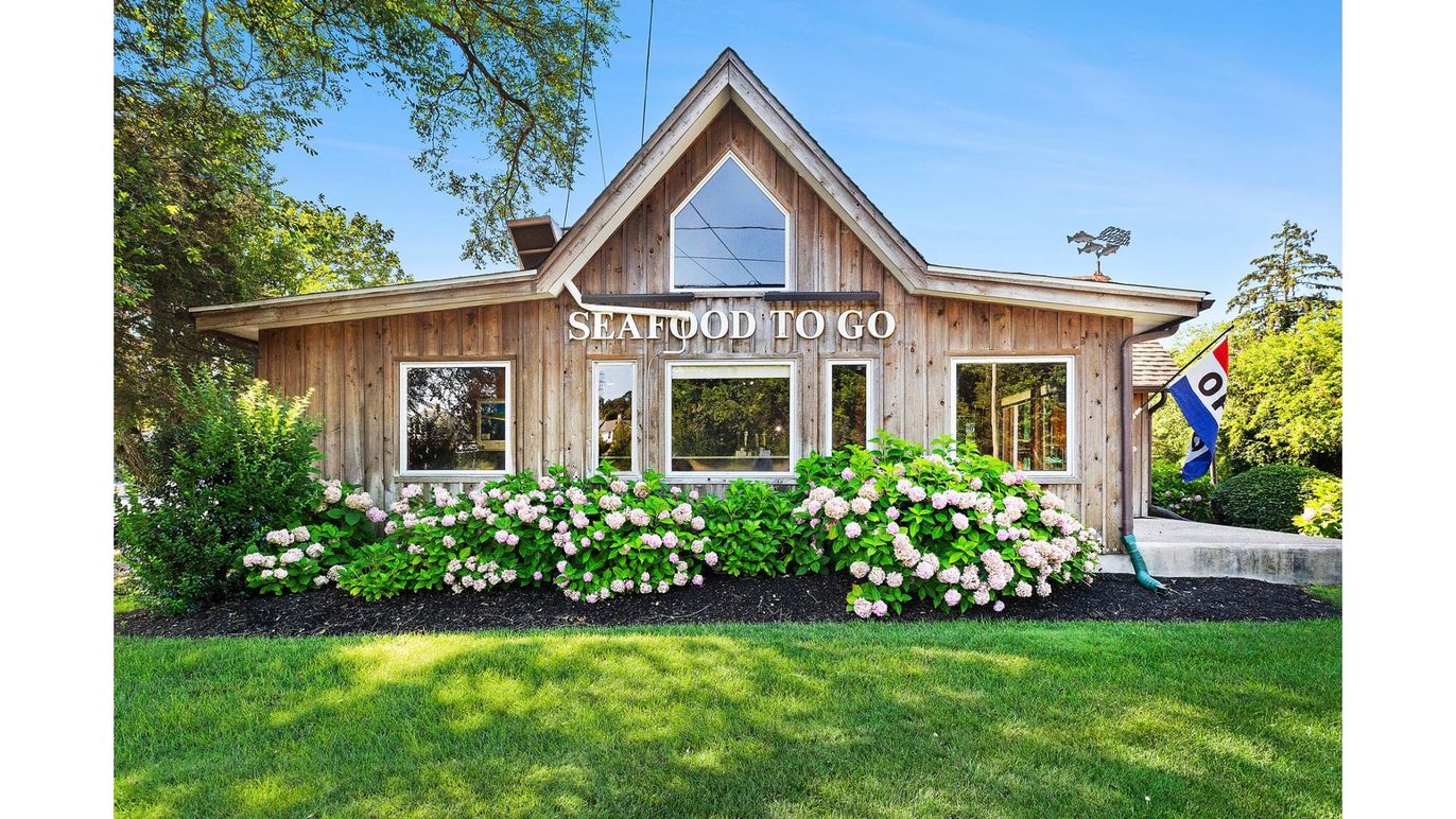 Exterior, Facade, Log Home
