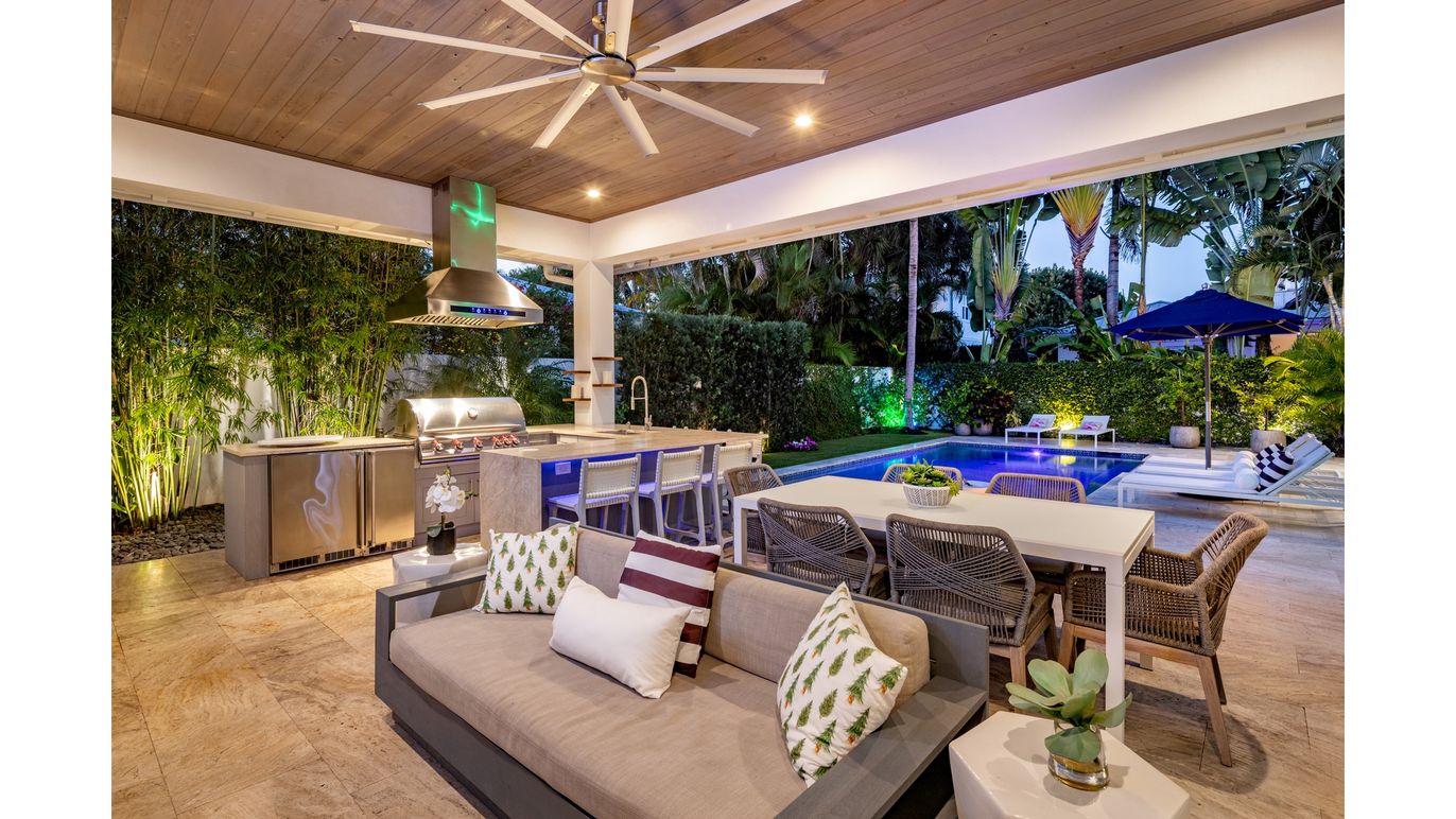 Exterior, Outdoor Kitchen, Pool