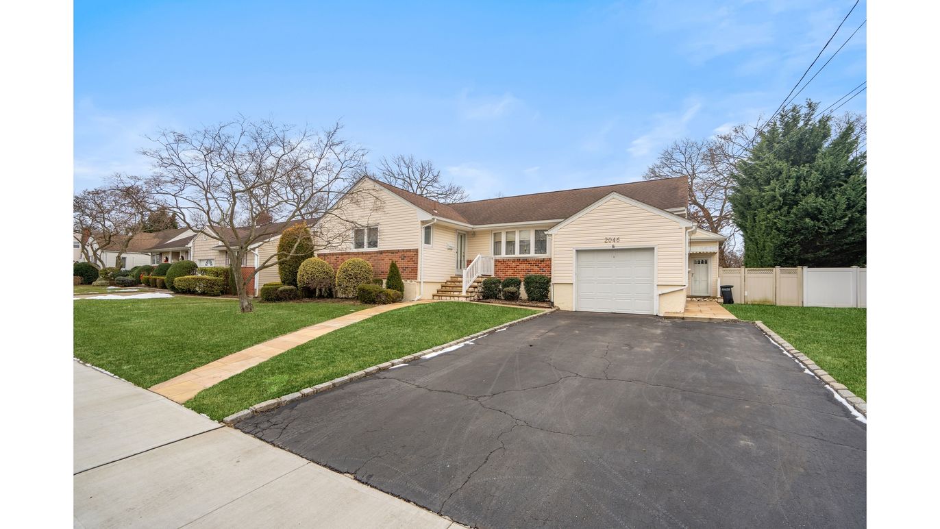 Attached, Exterior, Facade, Brick Facade, Cape Cod