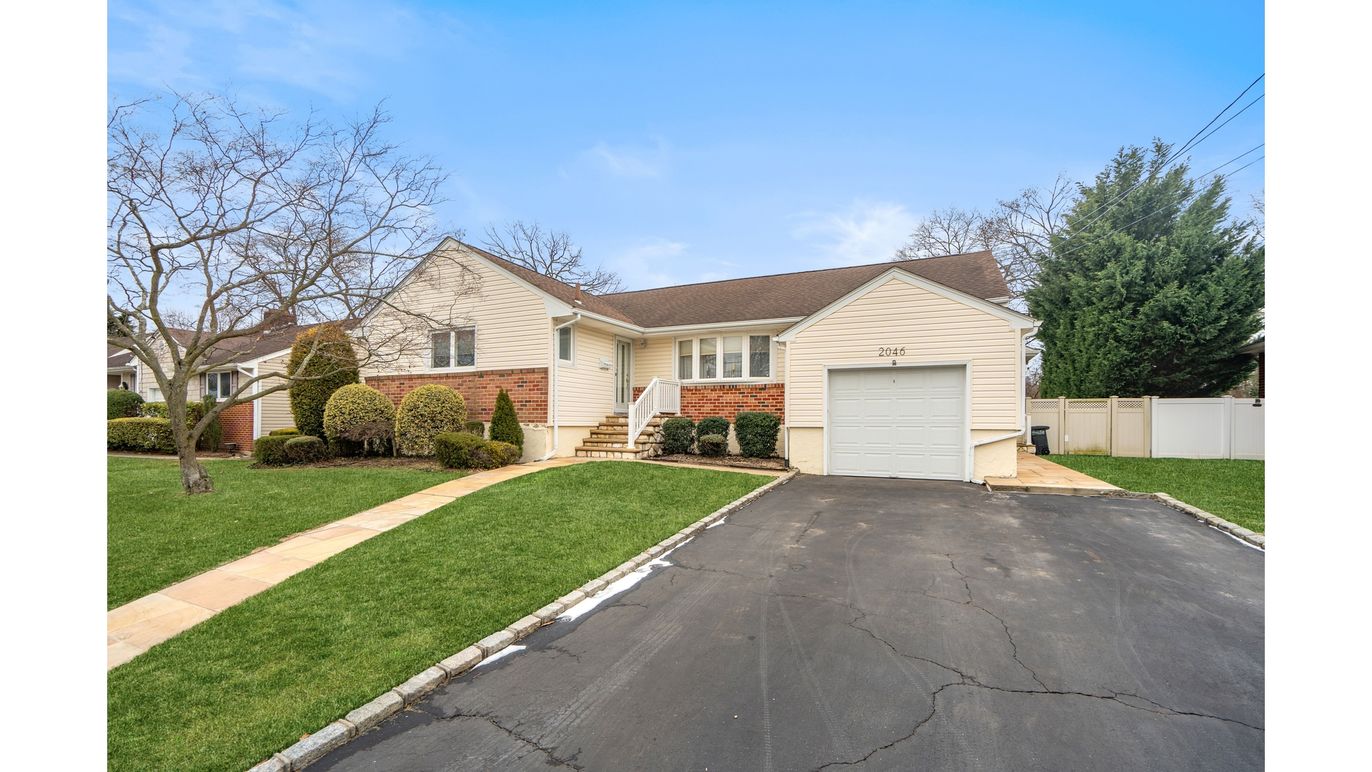 Attached, Exterior, Facade, Brick Facade, Ranch