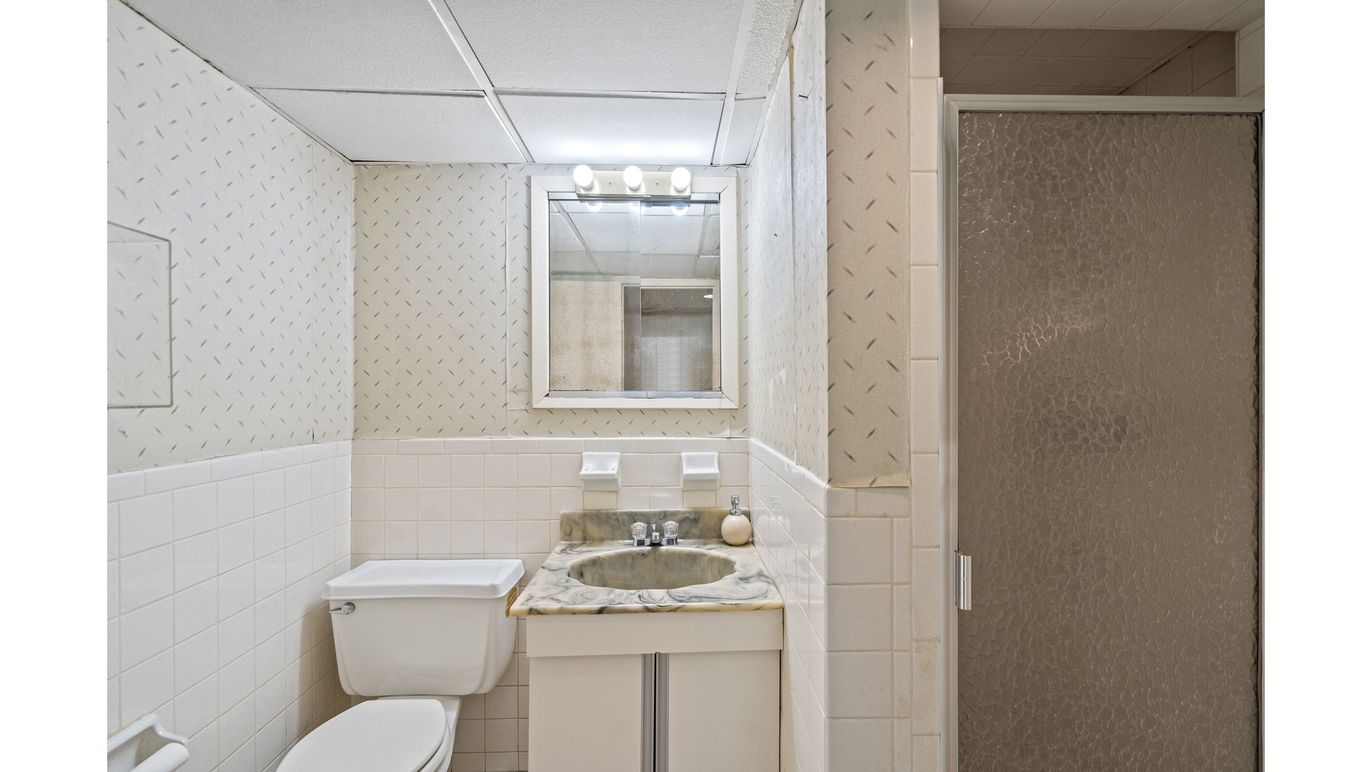 Bathroom, Interior, Tile Countertops