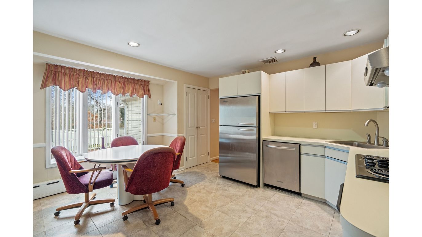 Dining room, Interior, Kitchen, Recessed Lighting, Stainless Steel Appliances