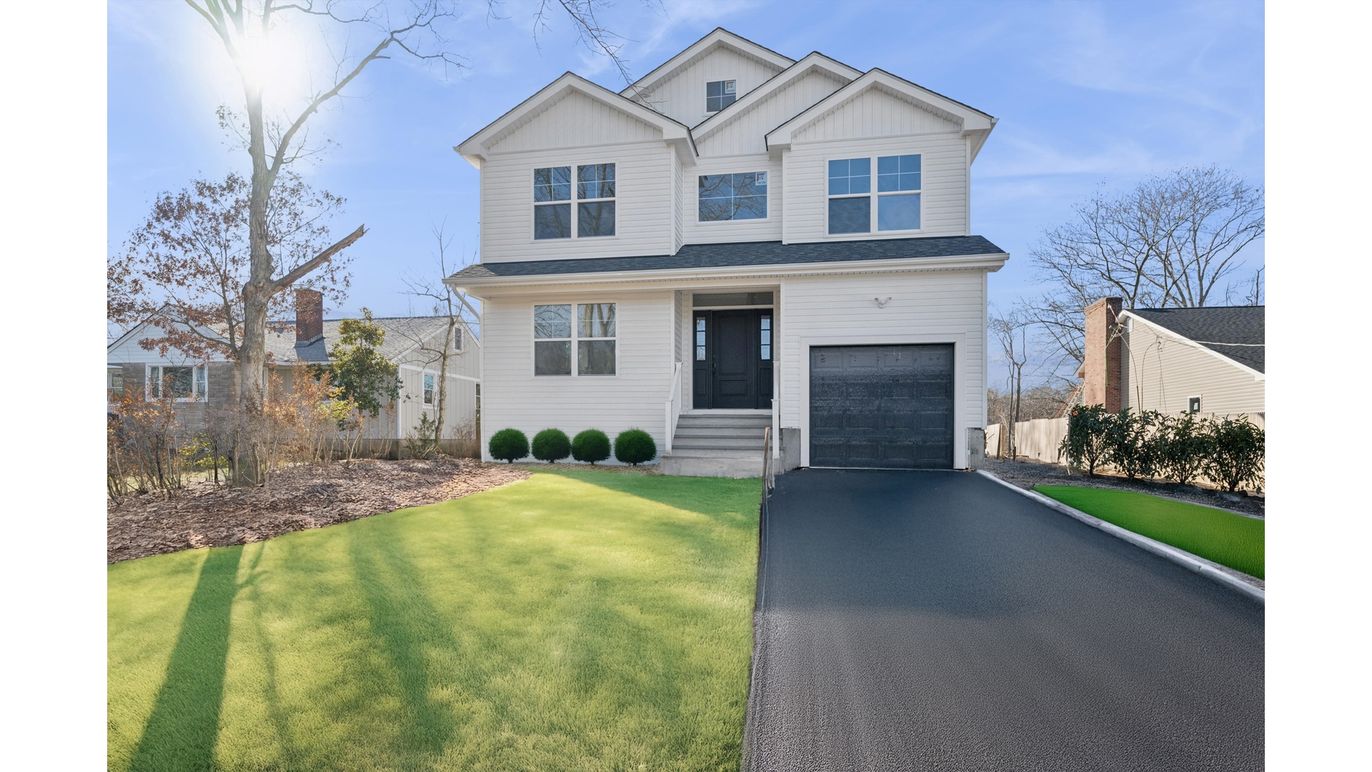 Attached, Exterior, Facade, Farmhouse