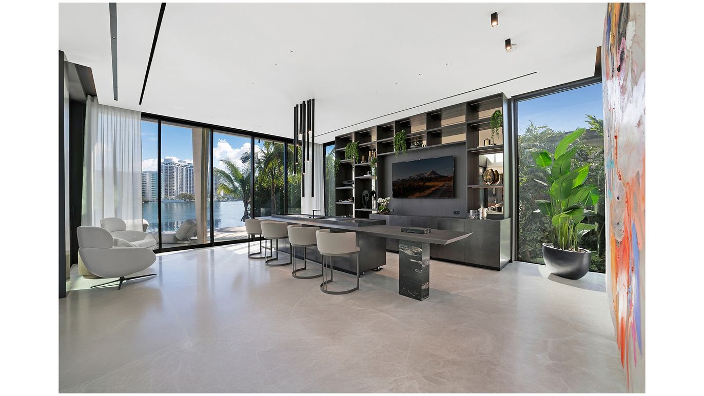 Home Office, Interior