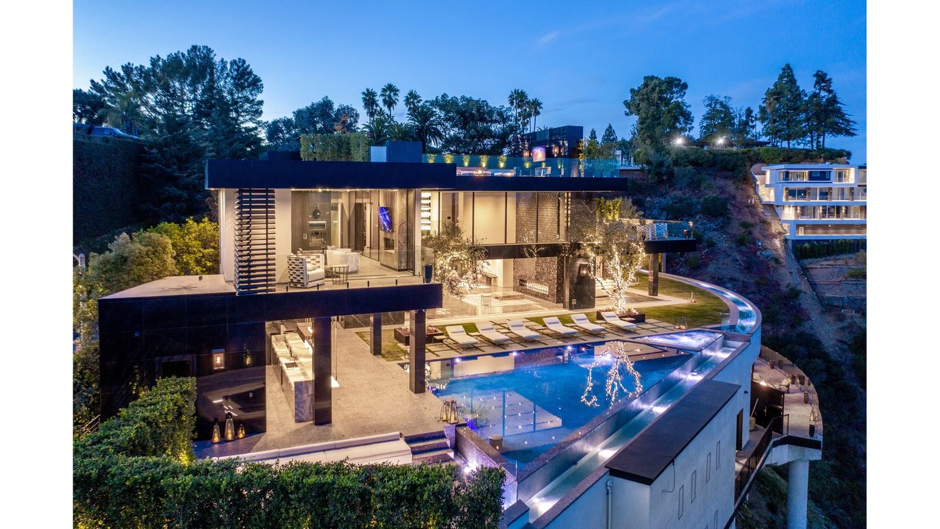 Exterior, Facade, Pool, Modern