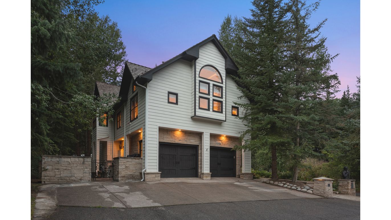 Attached, Exterior, Facade, Farmhouse