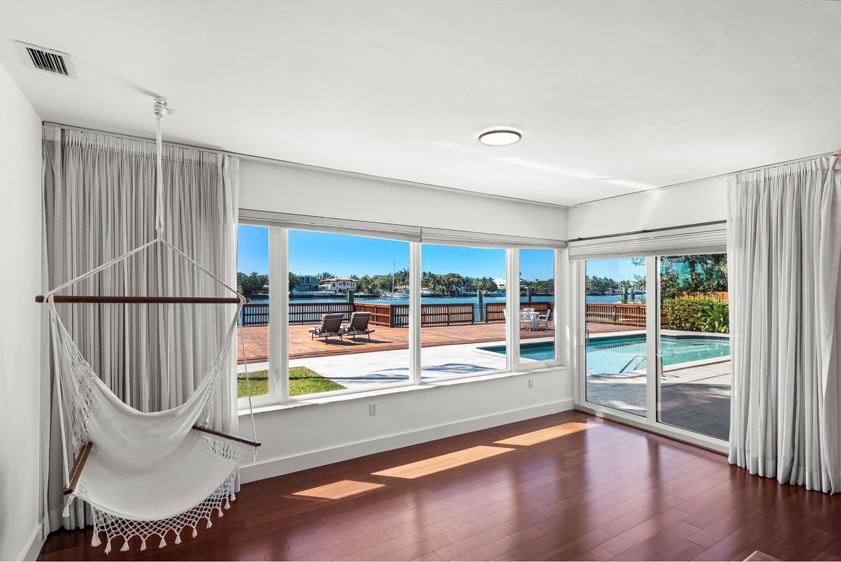 Empty room, Interior, Recessed Lighting, Water, Wood Texture Flooring