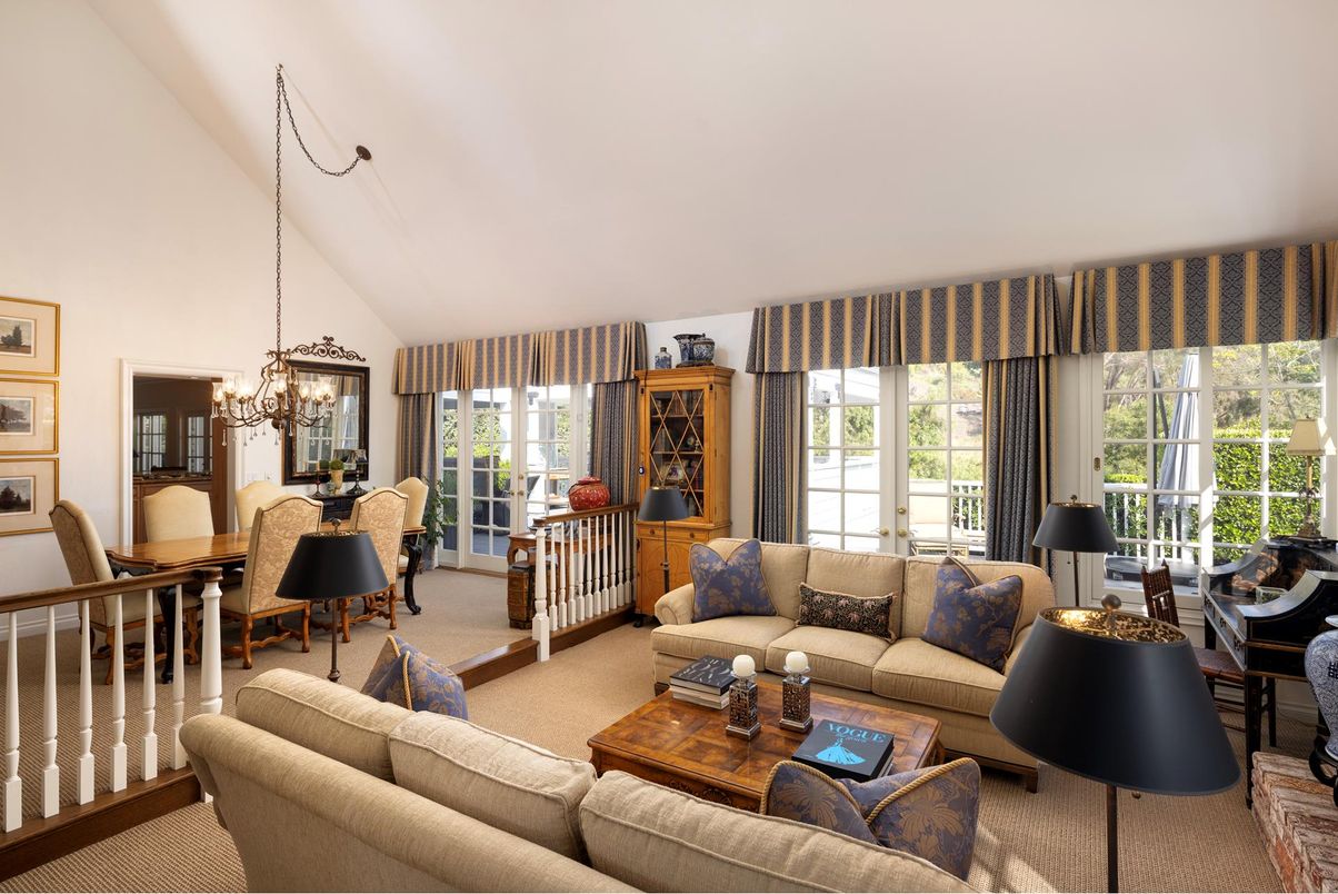 Chandelier, Dining room, Interior, Living room