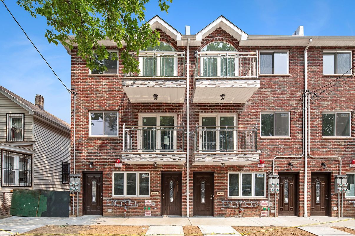 Exterior, Facade, Brick Facade, Rowhouse