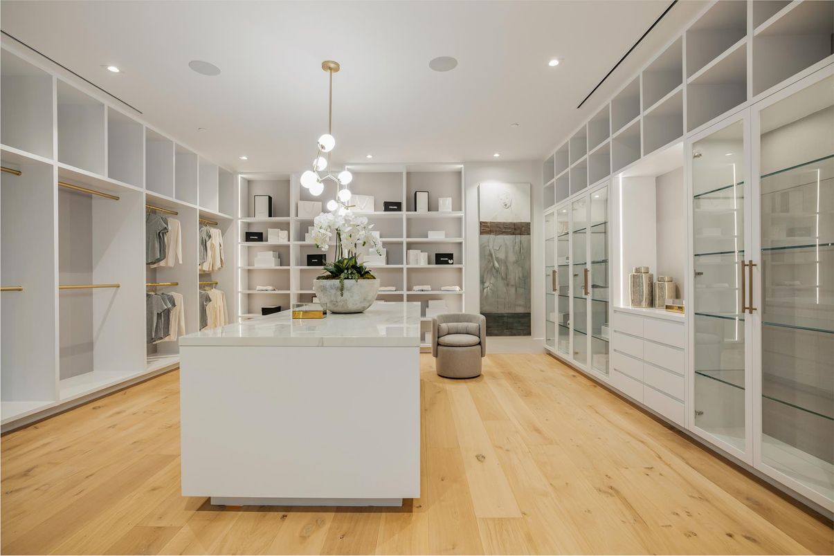 Interior, Pendant Lights, Recessed Lighting, Walk-in Closets, Wood Texture Flooring
