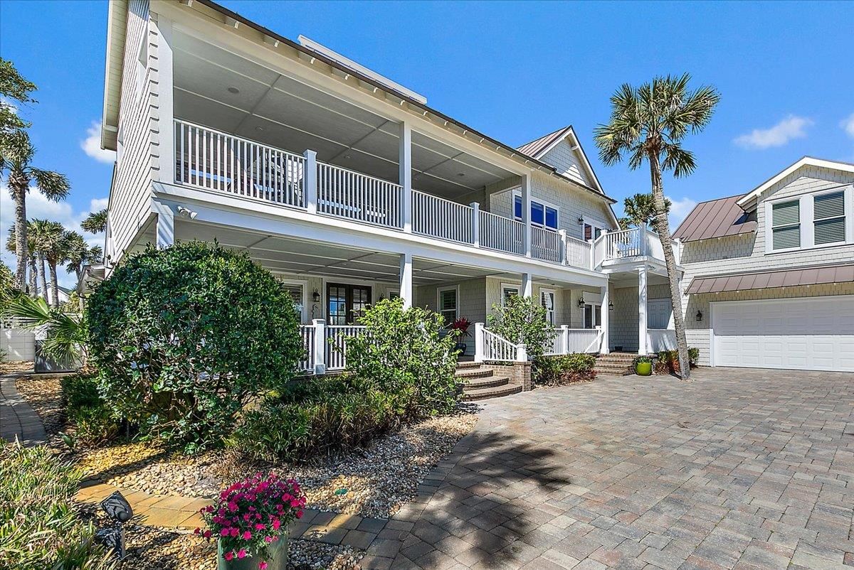 Attached, Exterior, Facade, Queen Anne Victorian