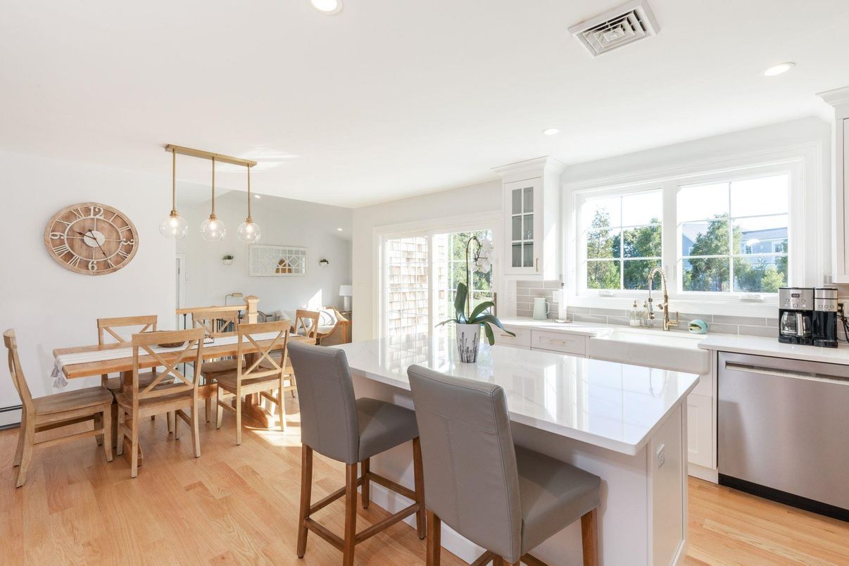 Dining room, Interior, Kitchen, Pendant Lights, Recessed Lighting, Wood Texture Flooring