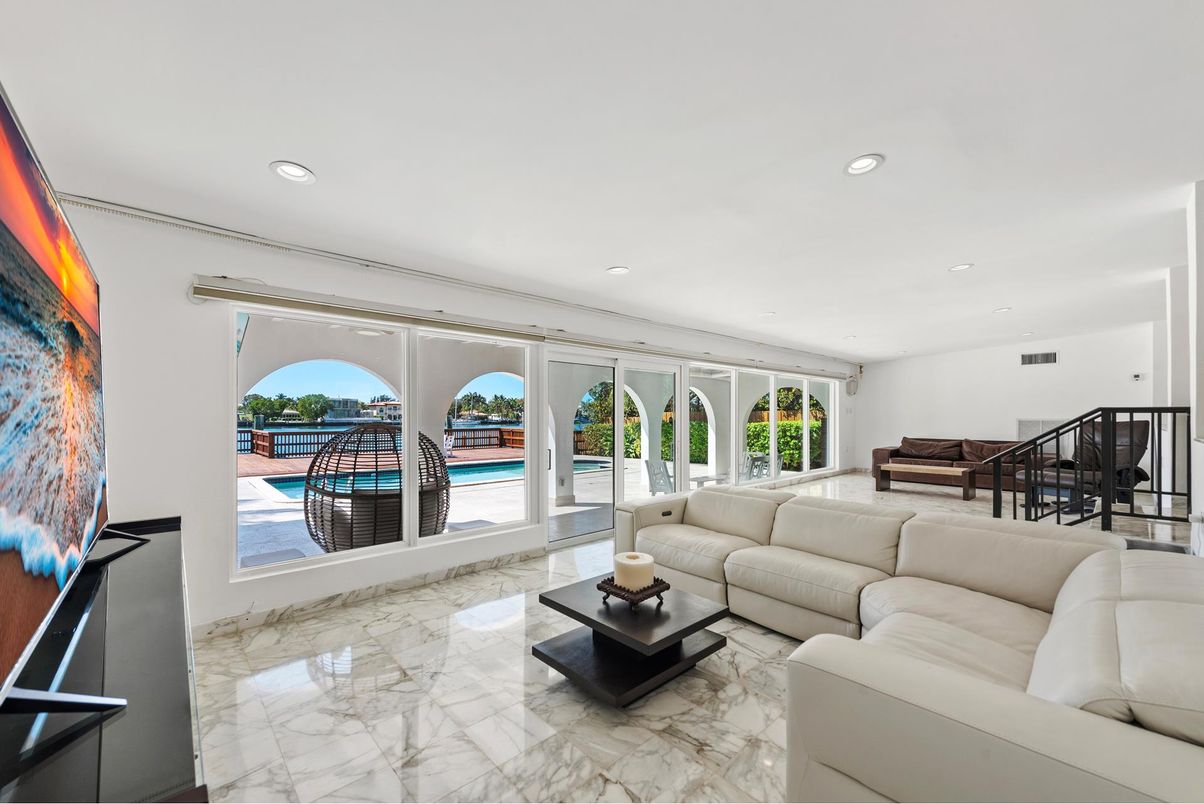 Interior, Living room, Marble, Piano, Recessed Lighting