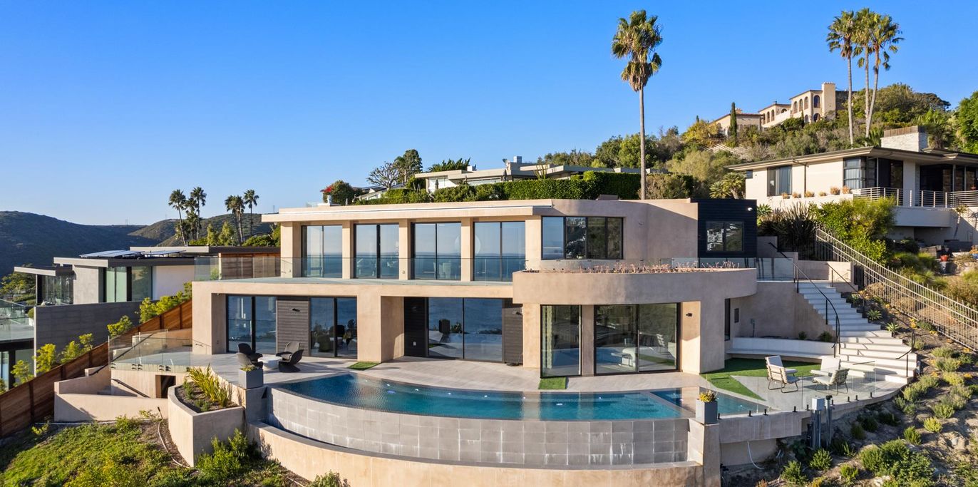 Exterior, Facade, Pool, Modern