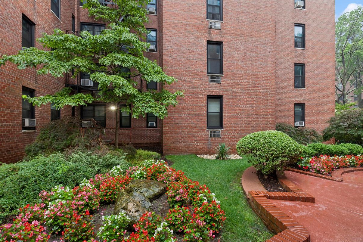 Exterior, Facade, Brick Facade, Rowhouse