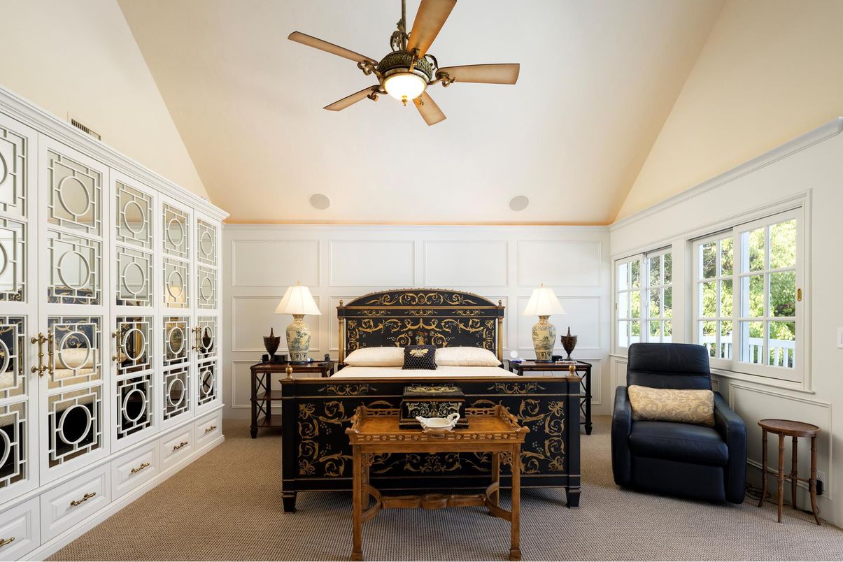 Home Office, Interior