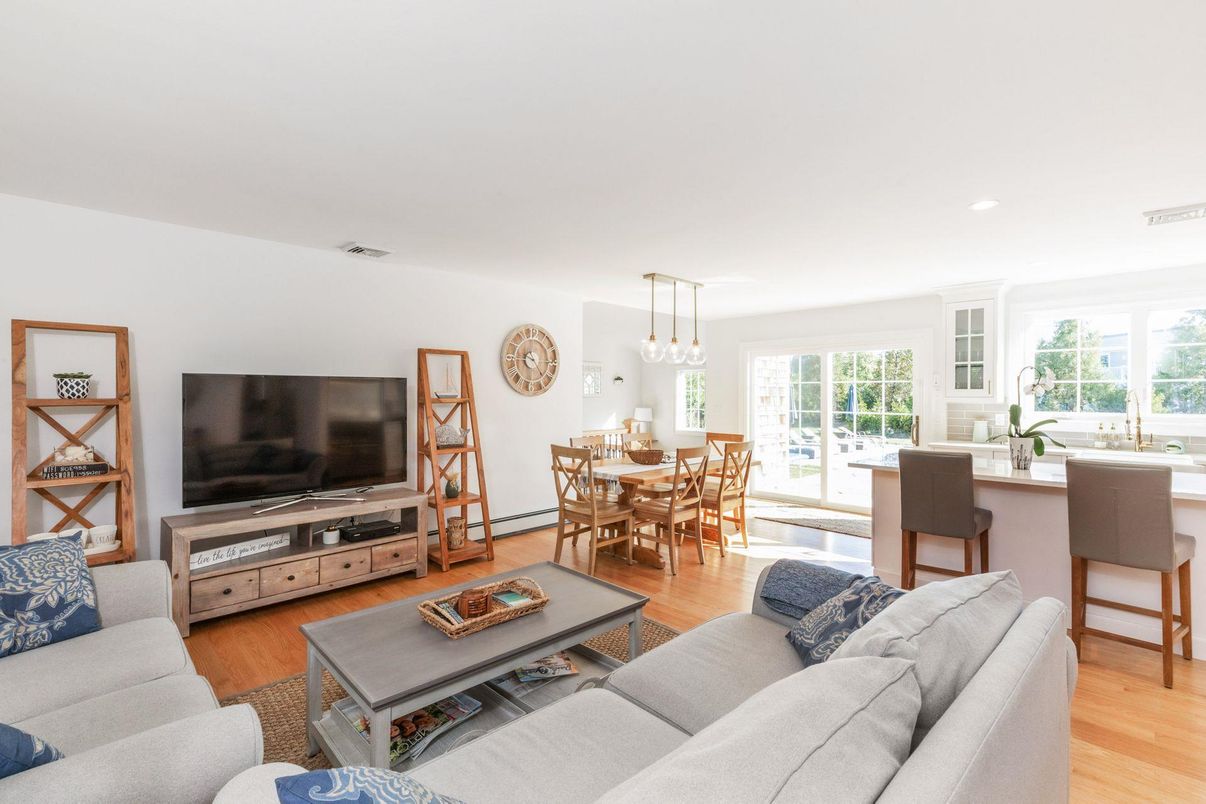 Dining room, Interior, Living room, Pendant Lights, Recessed Lighting, Wood Texture Flooring